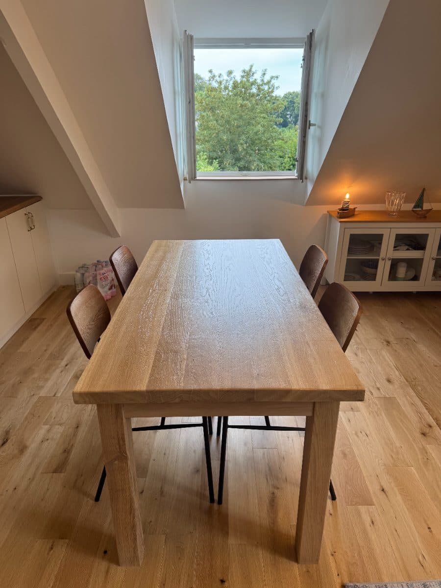 Table de repas en bois massif sous combles, réalisée à l'atelier