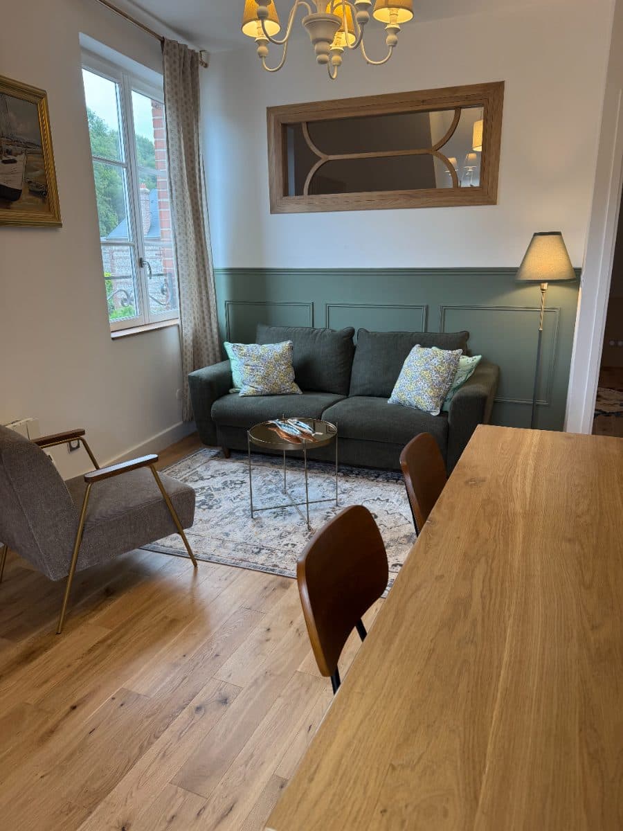 Salon avec table de repas en chêne
