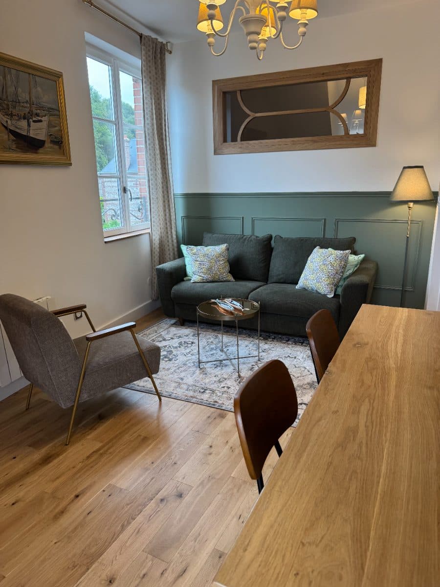 Table de repas en chêne dans un salon
