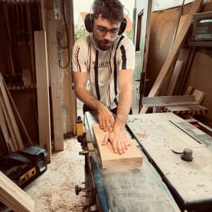 Théo au travail dans son atelier